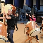 公演に向けて練習に励む播州加西あばれ太鼓のメンバー＝加西市民会館