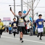 無事にゴールしたことを喜ぶランナーら＝小野市中島町