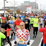 号砲で一斉にスタートする小野ハーフマラソンの参加者ら＝小野市中島町