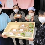 手作り弁当を販売している「かのん」のメンバー＝加東市社