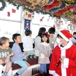 サンタ姿の学生が出題したクイズに答える子どもたち＝加西市内