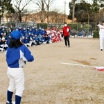 小学生とキャッチボールする大勢投手＝多可町中区岸上