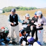 加古川河川敷で行われた子どもたちが参加する石集めイベント＝小野市内（吉田士郎さん提供）