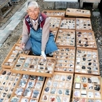 自作の標本箱に詰まった宝物。四半世紀以上、貴石を集めている吉田士郎さん＝小野市
