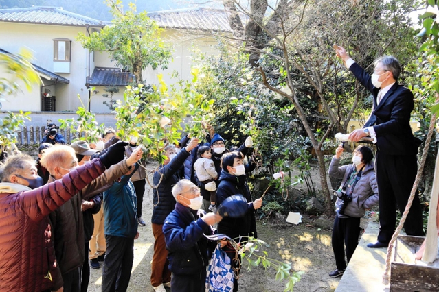 シキミを掲げ「うばらばら」と唱える参拝者＝多可町八千代区下三原