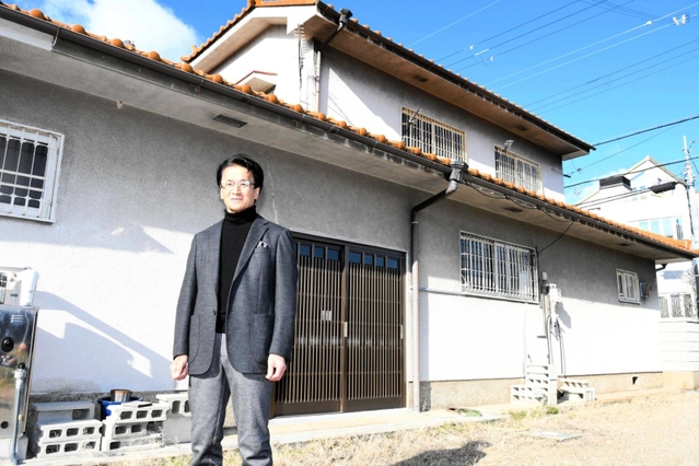 空き家を改装し、パン店開業希望者を募る別府頼明社長＝西脇市和田町