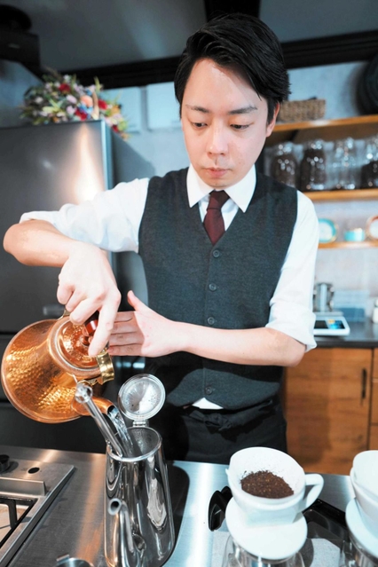 京都の名店で修業を積み、コーヒー店を開店した森本諒さん＝西脇市黒田庄町前坂