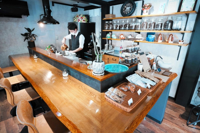 落ち着きのある都会的な雰囲気の店内＝西脇市黒田庄町前坂