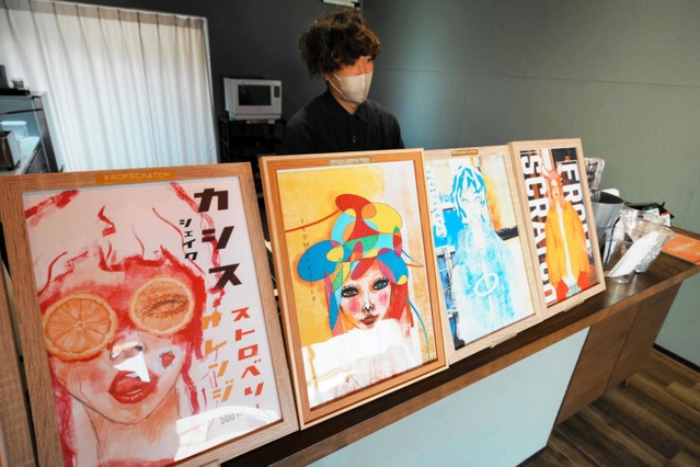 村上さんが描いた絵を飾り、アートな雰囲気に仕上げた店内＝西脇市野村町