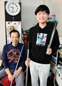 街のごみ拾いを続ける藤井凰綺さん（右）と祖父の登さん＝多可町