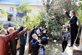 シキミを掲げ「うばらばら」と唱える参拝者＝多可町八千代区下三原