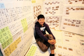 アリを２４日間観察し、大量の写真記録をまとめた志賀葵生君＝加東市