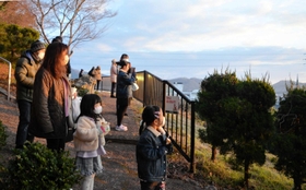 初日の出の光を浴びて新年を迎える住民たち＝加西市北条町東南