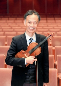 職場でもあるやしろ国際学習塾のホールで笑顔を見せる吉澤進さん＝加東市上三草