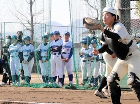 小野高校の野球部員の練習を見学する児童たち＝小野高校