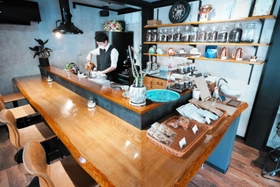 落ち着きのある都会的な雰囲気の店内＝西脇市黒田庄町前坂