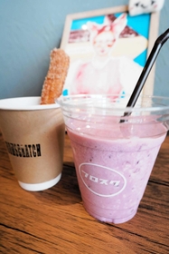 甘さを抑えたカシス味のシェイクとやわらかい食感のチュロス＝西脇市野村町