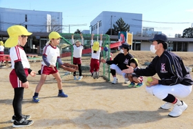 野球ごっこなどを一緒に楽しむ社高校生と園児＝加東みらいこども園