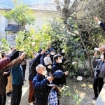 シキミを掲げ「うばらばら」と唱える参拝者＝多可町八千代区下三原