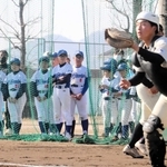 小野高校の野球部員の練習を見学する児童たち＝小野高校