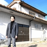 空き家を改装し、パン店開業希望者を募る別府頼明社長＝西脇市和田町