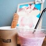 甘さを抑えたカシス味のシェイクとやわらかい食感のチュロス＝西脇市野村町