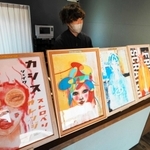 村上さんが描いた絵を飾り、アートな雰囲気に仕上げた店内＝西脇市野村町