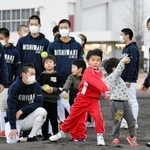 高校球児に見守られながらテニスボールを投げる子ども＝西脇市野村町