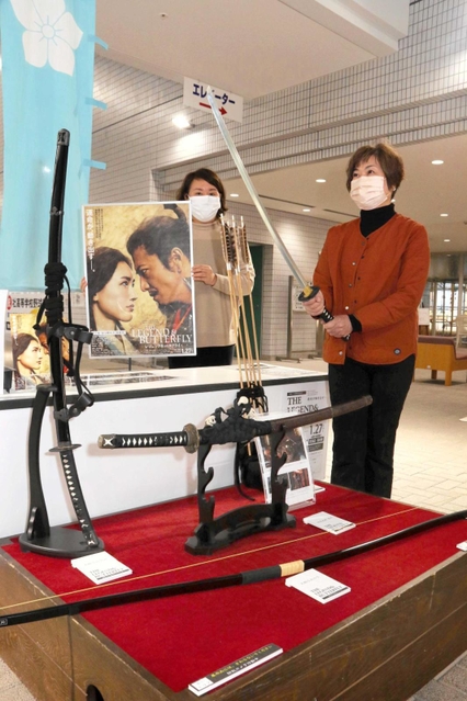 映画に登場する刀や弓矢のレプリカ。展示品の一部は触って楽しめる＝加東市上三草、やしろ国際学習塾