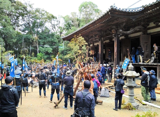 朝光寺で行われた映画「レジェンド＆バタフライ」のロケ風景＝加東市畑（加東市提供）