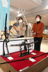 映画に登場する刀や弓矢のレプリカ。展示品の一部は触って楽しめる＝加東市上三草、やしろ国際学習塾