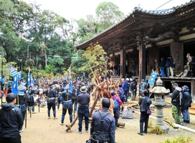 朝光寺で行われた映画「レジェンド＆バタフライ」のロケ風景＝加東市畑（加東市提供）