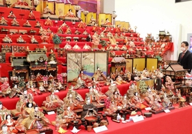 時代を超えたひな人形が一堂に会している大型ひな壇＝小野市立好古館