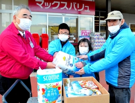 マックスバリュ古坂店から提供された商品を回収する障害者支援施設「善防園」利用者＝加西市北条町古坂