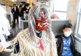 なまはげ列車で乗客と交流する秋田県男鹿市からやって来たなまはげ＝加西市内