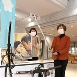 映画に登場する刀や弓矢のレプリカ。展示品の一部は触って楽しめる＝加東市上三草、やしろ国際学習塾