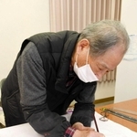 年間６０枚以上の垂れ幕を手描きする園崎孝さん＝多可町