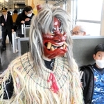 なまはげ列車で乗客と交流する秋田県男鹿市からやって来たなまはげ＝加西市内