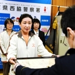 奥村寛署長から感謝状を受け取るＪＡみのり西脇ケアセンターの蛭田綾子さん＝西脇市郷瀬町