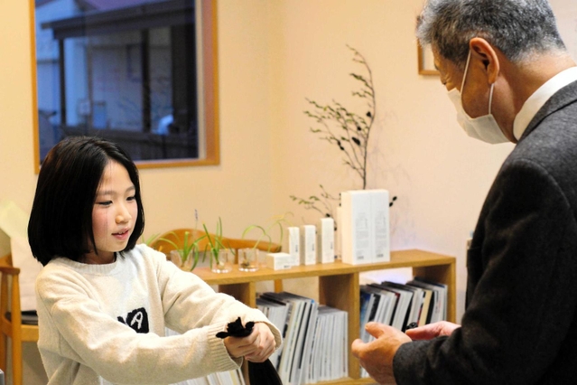 切ったばかりの髪を寄付する丸山奏亮君＝多可町中区天田（同町提供）