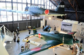 九七式艦上攻撃機（上）と「紫電改」の実物大模型＝ｓｏｒａかさい