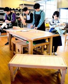生徒たちが丁寧に製作した木工ベンチ＝加西特別支援学校