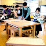 生徒たちが丁寧に製作した木工ベンチ＝加西特別支援学校