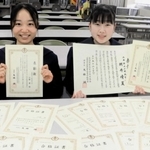 ９冠を達成した小野高校３年の朝井晴夏さん（右）と８冠の内藤凜さん＝小野高校