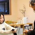 切ったばかりの髪を寄付する丸山奏亮君＝多可町中区天田（同町提供）