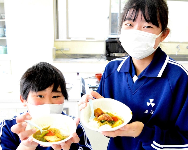 ２回目の試作では、２種類のカレーができた。児童は食べ比べて吟味＝加西市戸田井町、善防公民館