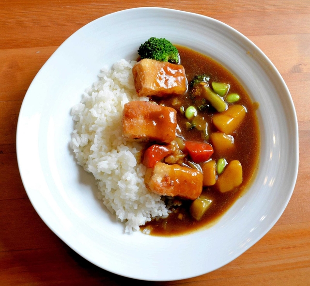 子どもたちのレシピ通りに作られた「カフェ・フラット」のカレー＝加西市中西町