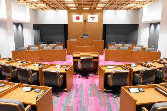 西脇市議会の議場＝同市下戸田