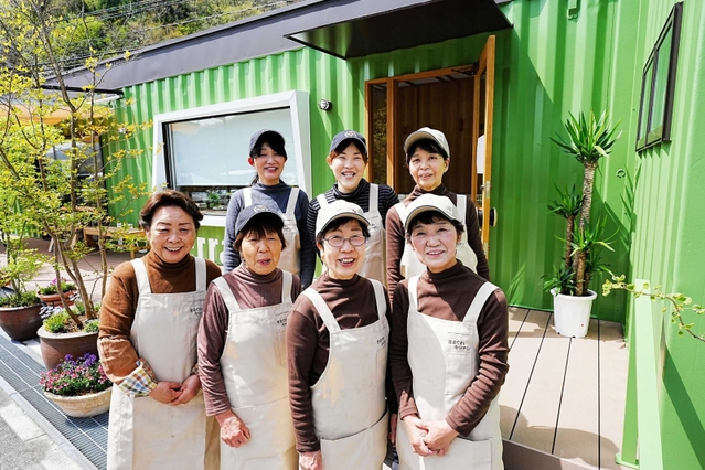 １５日に開店するカフェ「ホットテラス」。藤原施設長（前列左）をはじめ、従業員のほとんどが７０代＝多可町八千代区中村