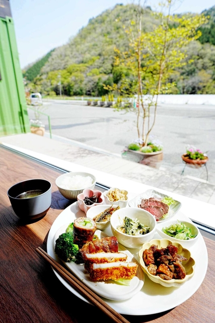 まかない料理が味わえる「気まぐれランチ」。食後にはコーヒーとデザートも＝多可町八千代区中村